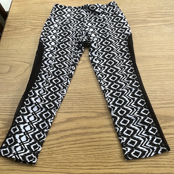 Onzie Black and White Geometric Patterned Mesh Side Crop Leggings - Picture 2 of 8